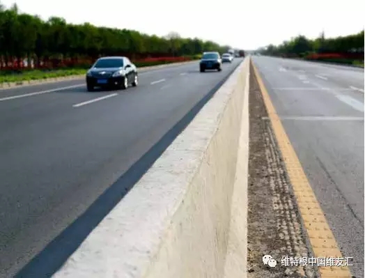 提升交通安全性:混凝土防撞護(hù)欄可有效防止因車輛沖撞入反向車道而造成的重大交通事故