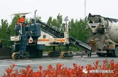混凝土防撞護(hù)欄僅需一臺機(jī)器即可實(shí)現(xiàn)連續(xù)攤鋪?zhàn)鳂I(yè),結(jié)構(gòu)物一次性成型,經(jīng)濟(jì)高效。