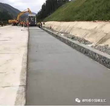 SP 25 一臺機(jī)器即可實(shí)現(xiàn)混凝土路面連續(xù)攤鋪?zhàn)鳂I(yè),穩(wěn)定的機(jī)器性能及高效的生產(chǎn)率, 保證攤鋪?zhàn)鳂I(yè)的日產(chǎn)量和施工質(zhì)量