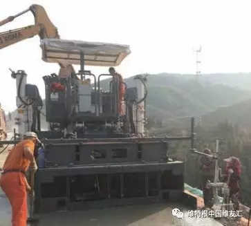 混凝土經(jīng) SP 25 機(jī)身配有的多根高頻振搗棒進(jìn)行振 搗和密實(shí)后,由后掛模具一次性擠壓成型,形成密 實(shí)度高而且骨料分布均勻的混凝土路面